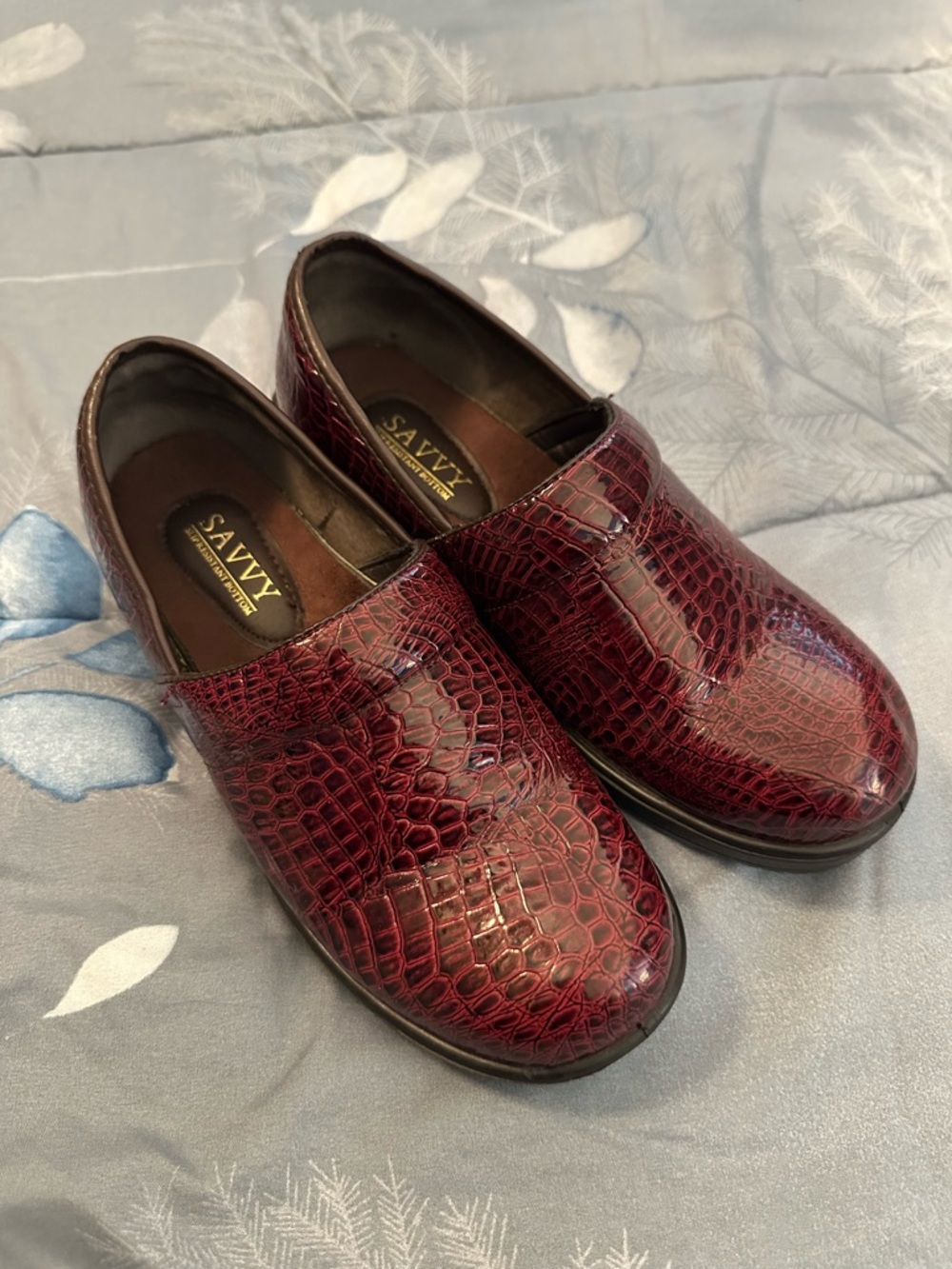 Like New Savvy Womens Wine Croc-Embossed Slip-On Loafers Sz 8M
